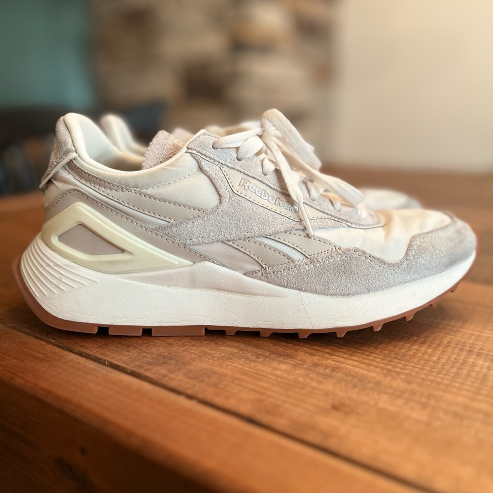 Women’s Throwback Reebok Classic - Picture 5 of 5